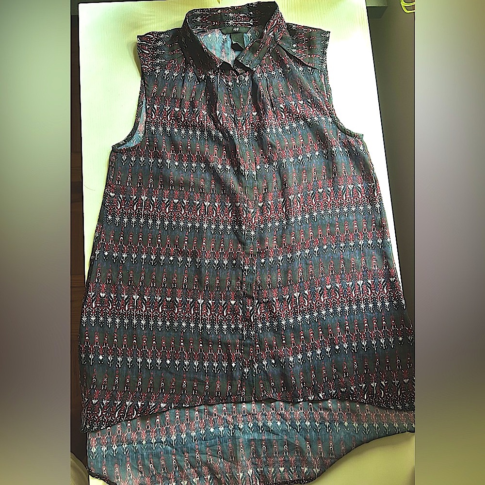 EUC like new H&M Black and Red Button Down sleeveless high low Shirt size 6